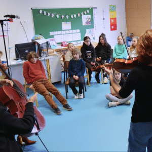 les musiciens de l'Orchestre dans la classe avec les élèves